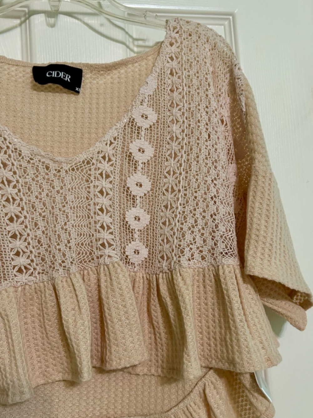 Beige Crop Top Crochet Overlay Ruffle Hem Short Sleeves HiLow Vneck XSmall - Picture 5 of 12